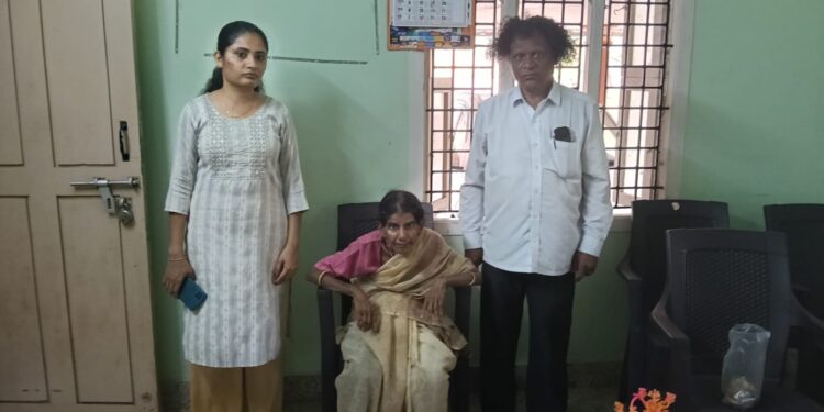 ಅಪರಿಚಿತ ವೃದ್ಧೆಗೆ ನೆರವಾದ ಸಮಾಜಸೇವಕರು;ಕನಸಿನ ಮನೆ ಆಶ್ರಮದಲ್ಲಿ ಪುನರ್ವಸತಿ..!!