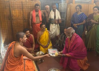 ಮಾಜಿ ಅಂತಾರಾಷ್ಟ್ರೀಯ ಕ್ರಿಕೆಟಿಗ ವಿಜಯ್ ಭಾರದ್ವಾಜ್ ಕೃಷ್ಣ ಮಠಕ್ಕೆ ಭೇಟಿ