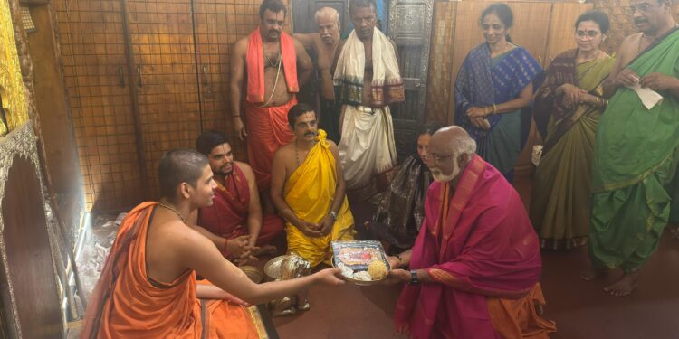 ಮಾಜಿ ಅಂತಾರಾಷ್ಟ್ರೀಯ ಕ್ರಿಕೆಟಿಗ ವಿಜಯ್ ಭಾರದ್ವಾಜ್ ಕೃಷ್ಣ ಮಠಕ್ಕೆ ಭೇಟಿ