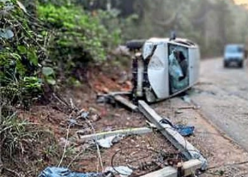 ನಿಯಂತ್ರಣ ತಪ್ಪಿದ ಕಾರು ವಿದ್ಯುತ್ ಕಂಬಕ್ಕೆ ಢಿಕ್ಕಿ….!