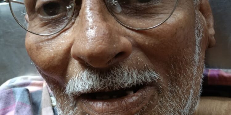 ಉಡುಪಿ: ಆಯಾತಪ್ಪಿ ಬಿದ್ದ ಗಾಂಧೀಜಿ ವೇಷಧಾರಿ ವೃದ್ಧರಿಗೆ ಸಮಾಜಸೇವಕರ ನೆರವು