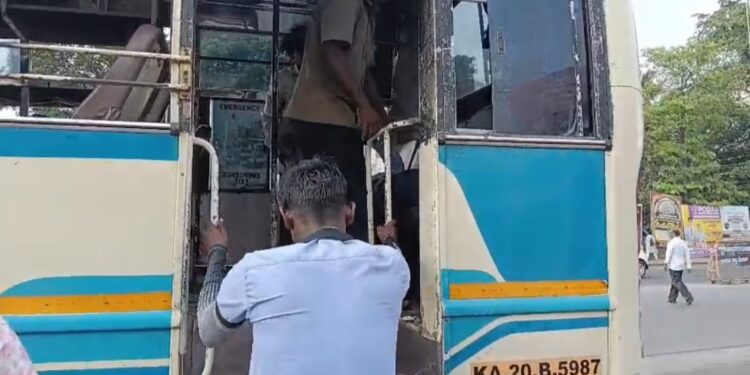 ಬಸ್ ಪ್ರಯಾಣದ ವೇಳೆ ರಕ್ತವಾಂತಿ –ಚಿಕಿತ್ಸೆ ಫಲಿಸದೇ ಪ್ರಯಾಣಿಕ ಸಾವು…!