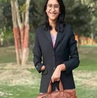 ಬಲ ಮುಂಗೈ ಇಲ್ಲದಿದ್ದರೂ ದಿಟ್ಟ ಸಾಧನೆ: UPSC ನಲ್ಲಿ ಕಾಜಲ್‌ಗೆ 167ನೇ ರ‍್ಯಾಂಕ್…!