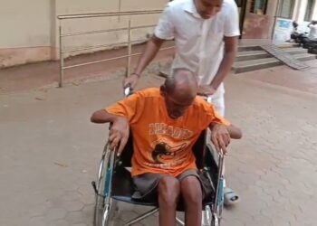 ಉಡುಪಿ: ರಸ್ತೆ ಬದಿಯಲ್ಲಿ ಅಸಹಾಯಕ ಸ್ಥಿತಿಯಲ್ಲಿದ್ದ ವೃದ್ಧರ ರಕ್ಷಣೆ