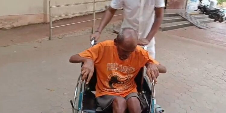 ಉಡುಪಿ: ರಸ್ತೆ ಬದಿಯಲ್ಲಿ ಅಸಹಾಯಕ ಸ್ಥಿತಿಯಲ್ಲಿದ್ದ ವೃದ್ಧರ ರಕ್ಷಣೆ