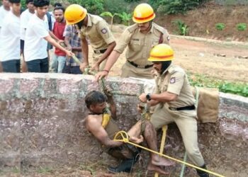 ಬಾವಿ ಸ್ವಚ್ಛತೆ ವೇಳೆ ಅವಘಡ: ಹಗ್ಗ ತುಂಡಾಗಿ ಬಾವಿಗೆ ಬಿದ್ದ ವ್ಯಕ್ತಿಯ ರಕ್ಷಣೆ….!