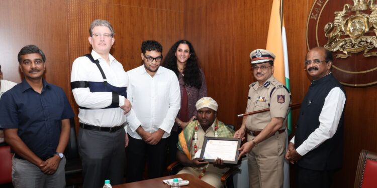 ರೈಲ್ವೆ ಹಳಿಗಳ ಮೇಲೆ ಪ್ರಾಣ ಉಳಿಸಿದ ಹೆಡ್ ಕಾನ್‌ಸ್ಟೆಬಲ್ ಶ್ರೀಧರ್ ಮೂರ್ತಿ ಅವರಿಗೆ ಹೊಸ್ಮತ್ ಆಸ್ಪತ್ರೆಯಿಂದ ‘ಗುಡ್ ಸಮಾರಿಟನ್’ ಪ್ರಶಸ್ತಿ ಗೌರವ