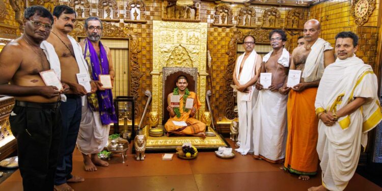 ಶೀರೂರು ಮಠದ ಶ್ರೀಪಾದರಿಂದ ಶತಚಂಡಿಕಾಯಾಗದ ಆಮಂತ್ರಣ ಪತ್ರಿಕೆ ಬಿಡುಗಡೆ