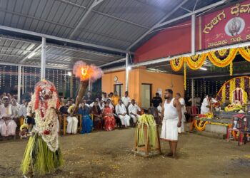 ಕಾರ್ಕಳ: ಗುಡ್ಡೆ ಗುಳಿಗ ದೈವಸ್ಥಾನದಲ್ಲಿ ಪೊಲೀಸ್ ಇಲಾಖೆಯಿಂದ ಹರಕೆಯ ಗಗ್ಗರ ಸೇವೆ.!.