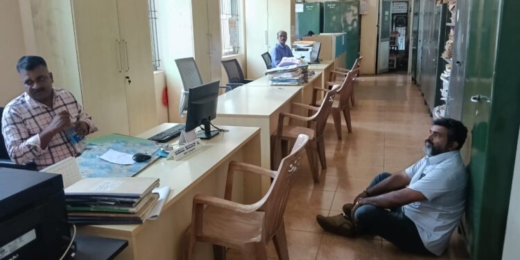 ಕಾರ್ಕಳ ಪುರಸಭಾ ಮಾಹಿತಿ ಹಕ್ಕು ಅಧಿಕಾರಿ ವಿರುದ್ಧ ಮಾಜಿ ಸದಸ್ಯನಿಂದ ಪ್ರತಿಭಟನೆ 