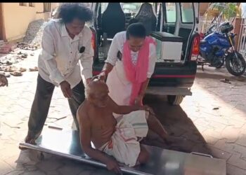 ಅಸಹಾಯಕ ಸ್ಥಿತಿಯಲ್ಲಿದ್ದ ವೃದ್ಧರ ರಕ್ಷಣೆ, ಆಸ್ಪತ್ರೆ ಗೆ ದಾಖಲು..!