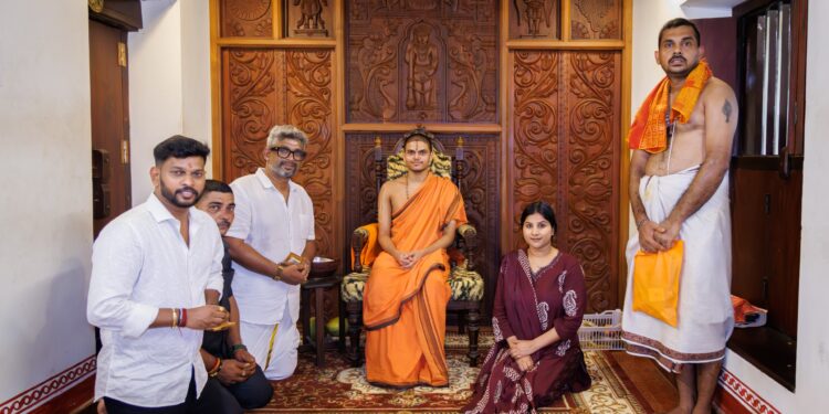 ಗಾಯಕಿ ಮಂಗ್ಲಿ ಹಾಗೂ ಸಂಗೀತ ನಿರ್ದೇಶಕ ಮಣಿಕಾಂತ್ ಕದ್ರಿ ಶ್ರೀ ಕೃಷ್ಣ ಮಠಕ್ಕೆ ಭೇಟಿ 
