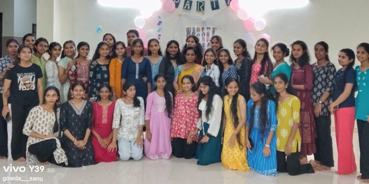 ದೇವರಾಜು ಅರಸು ಹಿಂದುಳಿದ ವರ್ಗಗಳ ಮೆಟ್ರಿಕ್‌ನಂತರದ ಬಾಲಕೀಯರ ವಿದ್ಯಾರ್ಥಿ ನಿಲಯ ಬಾರಕೂರಿನಲ್ಲಿ ವಿದ್ಯಾರ್ಥಿಗಳೀಗೆ ಸನ್ಮಾನ