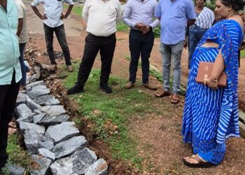 ​ಶ್ರೀ ಅಂಬಾಭವಾನಿ ಗಾಲಿಮಾರಿ ದೇವಸ್ಥಾನದ ಭಕ್ತರ ಪ್ರತಿಭಟನೆ: ಸ್ಥಳ ಪರಿಶೀಲನೆ ನಡೆಸಿದ ತಹಶೀಲ್ದಾರ್ ಮತ್ತು ಮುಖ್ಯಾಧಿಕಾರಿ