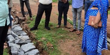 ​ಶ್ರೀ ಅಂಬಾಭವಾನಿ ಗಾಲಿಮಾರಿ ದೇವಸ್ಥಾನದ ಭಕ್ತರ ಪ್ರತಿಭಟನೆ: ಸ್ಥಳ ಪರಿಶೀಲನೆ ನಡೆಸಿದ ತಹಶೀಲ್ದಾರ್ ಮತ್ತು ಮುಖ್ಯಾಧಿಕಾರಿ