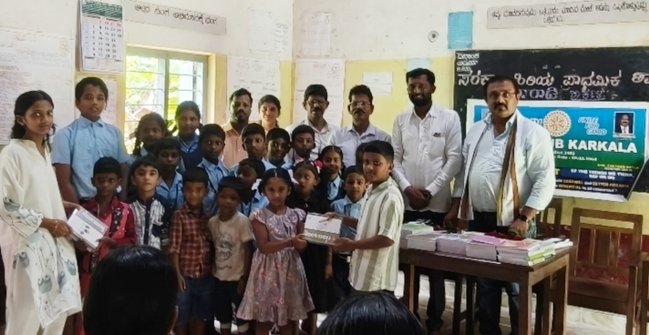 ರೋಟರಿ ಕ್ಲಬ್ ಕಾರ್ಕಳ :ನೋಟ್ ಪುಸ್ತಕ ವಿತರಣೆ