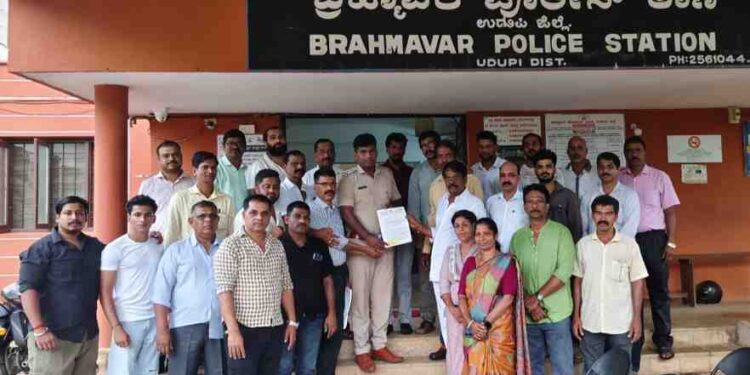 ಅನಿತಾ ಕಾಸರಗೋಡು ವಿರುದ್ಧ ಕ್ರಮಕ್ಕೆ ಆಗ್ರಹ: ಬ್ರಹ್ಮಾವರ ಬಿಲ್ಲವ ಸಮಾಜ ಸೇವಾ ಸಂಘದಿಂದ ಪೊಲೀಸ್ ಠಾಣೆಗೆ ದೂರು
