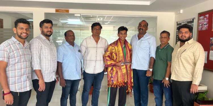 ಚಾಲಕ ಅಸ್ವಸ್ಥಗೊಂಡಾಗ ಹ್ಯಾಂಡ್ ಬ್ರೇಕ್ ಹಾಕಿ ಬಸ್ ನಿಯಂತ್ರಿಸಿದ ವಿದ್ಯಾರ್ಥಿ; ಶಾಸಕರಿಂದ ಸನ್ಮಾನ
