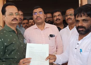 ಬೈಂದೂರು : ಅಳಿವೆಕೋಡಿಯ ಹೊಂಡಗುಂಡಿ ರಸ್ತೆ ಸರಿಪಡಿಸುವಂತೆ ಆಗ್ರಹಿಸಿ ಪ್ರತಿಭಟನೆ