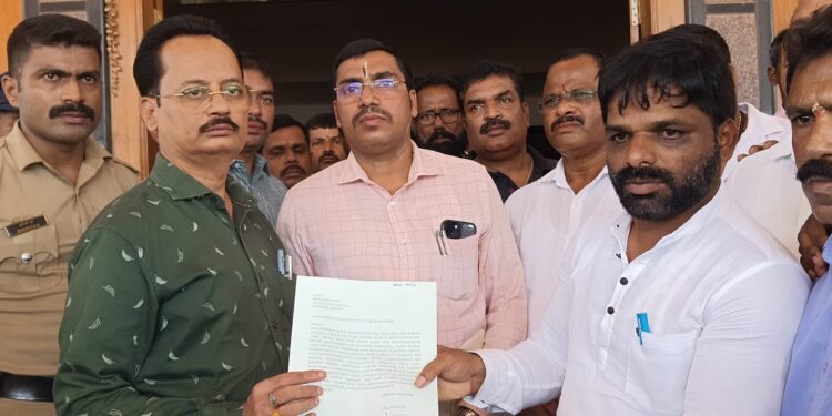 ಬೈಂದೂರು : ಅಳಿವೆಕೋಡಿಯ ಹೊಂಡಗುಂಡಿ ರಸ್ತೆ ಸರಿಪಡಿಸುವಂತೆ ಆಗ್ರಹಿಸಿ ಪ್ರತಿಭಟನೆ