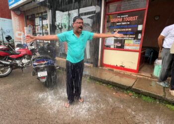 ಪುರಸಭೆ ವಿರುದ್ಧ ವಿಭಿನ್ನ ಪ್ರತಿಭಟನೆ :ಜಲಪಾತದ ನೀರಿನಲ್ಲಿ ಸ್ನಾನ ಮಾಡಿದ ಪ್ರಕಾಶ್ ರಾವ್ !
