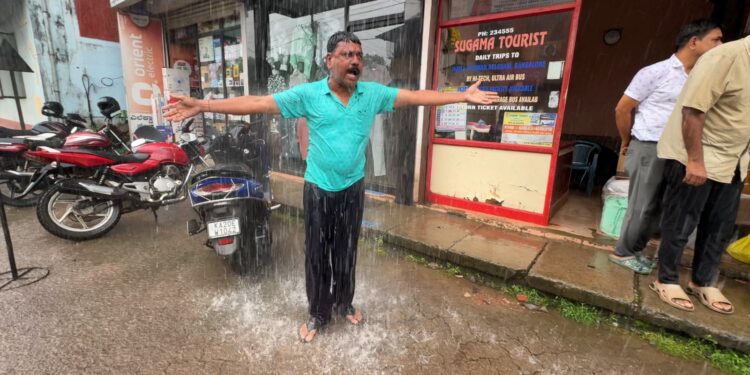 ಪುರಸಭೆ ವಿರುದ್ಧ ವಿಭಿನ್ನ ಪ್ರತಿಭಟನೆ :ಜಲಪಾತದ ನೀರಿನಲ್ಲಿ ಸ್ನಾನ ಮಾಡಿದ ಪ್ರಕಾಶ್ ರಾವ್ !
