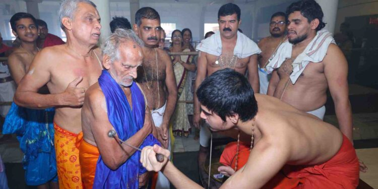 ಪ್ರಥಮ ಏಕಾದಶಿ: ಶ್ರೀ ಕೃಷ್ಣ ಮಠದಲ್ಲಿ ಪರ್ಯಾಯ ಶ್ರೀ ಶಿರೂರು ಮಠದ ಶ್ರೀ ವೇದವರ್ಧನ ತೀರ್ಥ ಶ್ರೀಪಾದರಿಂದ ಮುದ್ರಾಧಾರಣೆ..!