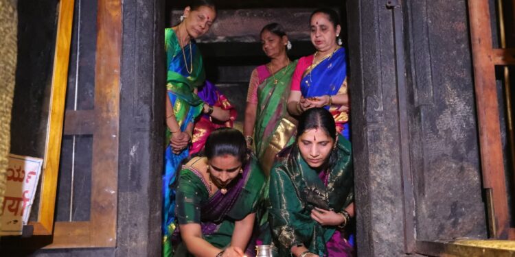 ಹುಣ್ಣಿಮೆ ಪ್ರಯುಕ್ತ ಶ್ರೀಕೃಷ್ಣ ಮಠದಲ್ಲಿ ಮುತ್ತೈದೆಯರಿಂದ ಸಂಪ್ರದಾಯಬದ್ಧ ಹೊಸ್ತಿಲು ಪೂಜೆ..!