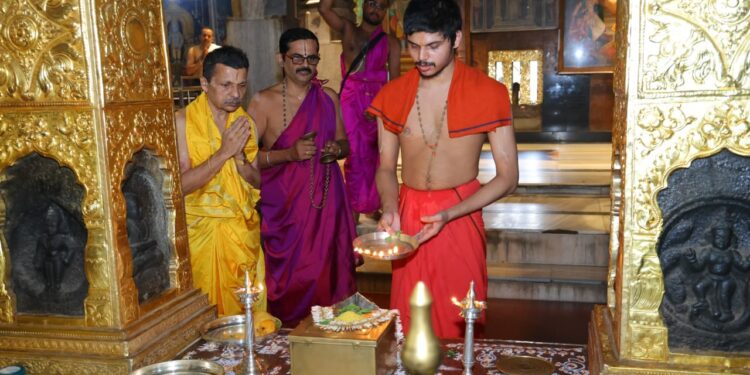 ಗುರುಪೂರ್ಣಿಮೆ ಪ್ರಯುಕ್ತ ಶ್ರೀಕೃಷ್ಣ ಮಠದಲ್ಲಿ ವ್ಯಾಸ ಪೂಜೆ ನೆರವೇರಿಸಿದ ಪರ್ಯಾಯ ಶ್ರೀ ಶೀರೂರು ಶ್ರೀಗಳು