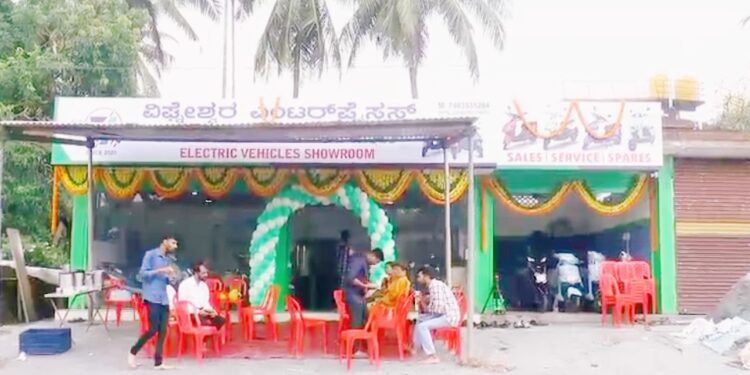 ತೆಕ್ಕಟ್ಟೆಯಲ್ಲಿ ವಿಘ್ನೇಶ್ವರ ಎಂಟರ್‌ಪ್ರೈಸಸ್ ನೂತನ ಎಲೆಕ್ಟ್ರಿಕ್ ವಾಹನಗಳ ಶೋರೂಂ ಹಾಗೂ ಸರ್ವೀಸ್ ಸ್ಟೇಷನ್ ಉದ್ಘಾಟನೆ..!