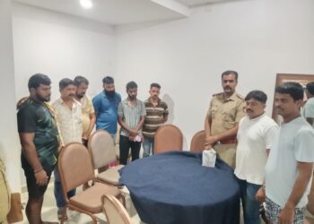 ನಿಟ್ಟೆ : ಹೋಟೆಲ್ನಲ್ಲಿ ಇಸ್ಪೀಟು ಜುಗಾರಿ ಅಡ್ಡೆ ಮೇಲೆ ಪೊಲೀಸ್ ದಾಳಿ: 6 ಮಂದಿ ಬಂಧನ, ನಗದು ಸೇರಿದಂತೆ ವಸ್ತುಗಳ ವಶ..!
