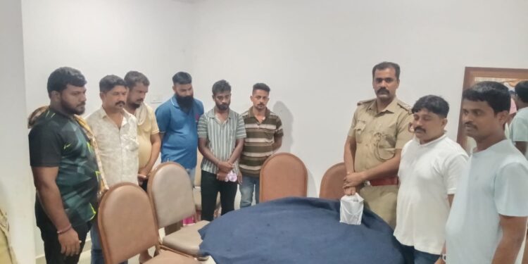 ನಿಟ್ಟೆ : ಹೋಟೆಲ್ನಲ್ಲಿ ಇಸ್ಪೀಟು ಜುಗಾರಿ ಅಡ್ಡೆ ಮೇಲೆ ಪೊಲೀಸ್ ದಾಳಿ: 6 ಮಂದಿ ಬಂಧನ, ನಗದು ಸೇರಿದಂತೆ ವಸ್ತುಗಳ ವಶ..!