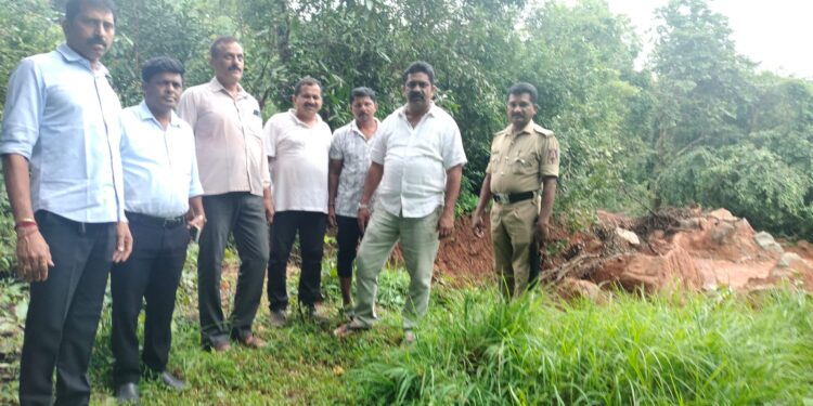 ರೆಂಜಾಳ ಭೂಕುಸಿತ ಸ್ಥಳಕ್ಕೆ ಕಾರ್ಕಳ ಕಾಂಗ್ರೆಸ್ ನಿಯೋಗ ಬೇಟಿ