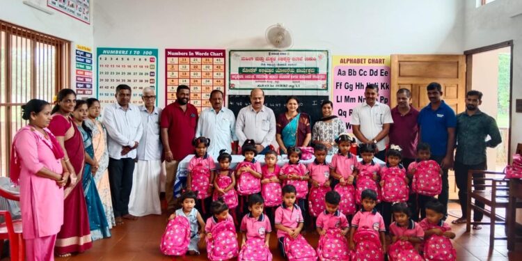 ಕಡ್ತಲ ಅಂಗನವಾಡಿ: ಬ್ಯಾಗ್ ವಿತರಣೆ