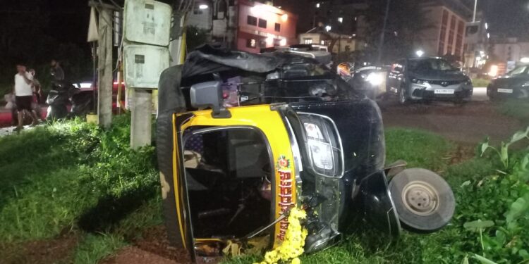 ಈಶ್ವರ ನಗರದಲ್ಲಿ ನಗರಸಭೆ ಪಂಪ್‌ ಹೌಸ್‌ಗೆ ನುಗ್ಗಿದ ಆಟೋ; ತಾಯಿ–ಮಕ್ಕಳಿಗೆ ಗಾಯ