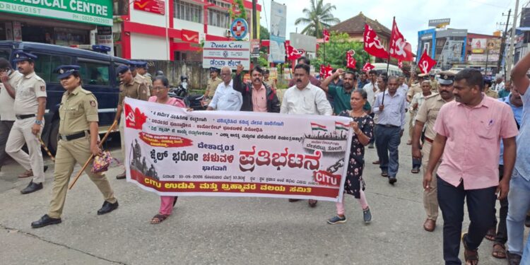 ಉಡುಪಿ: ರೈತ–ಕಾರ್ಮಿಕ–ಕೂಲಿಕಾರರ ಜೈಲ್ ಭರೋ ಹೋರಾಟ :ಪ್ರತಿಭಟನಾಕಾರರ ಬಂಧನ–ಬಿಡುಗಡೆ..!
