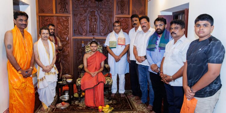ಕೃಷ್ಣ ಮಠಕ್ಕೆ ರಾಜ್ಯಸಭಾ ಸದಸ್ಯ ಪ್ರೊ. ನಾಗರಾಜ್ ಭೇಟಿ; ಶ್ರೀಪಾದರಿಂದ ಫಲ ಮಂತ್ರಾಕ್ಷತೆ ಸ್ವೀಕಾರ