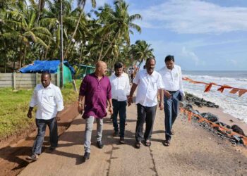 ಮಟ್ಟು ಬೀಚ್ ಬಳಿ ಕಡಲ್ಕೊರೆತ ಸ್ಥಳಕ್ಕೆ ಶಾಸಕ ಗುರ್ಮೆ ಸುರೇಶ್ ಶೆಟ್ಟಿ ಭೇಟಿ ಪರಿಶೀಲನೆ