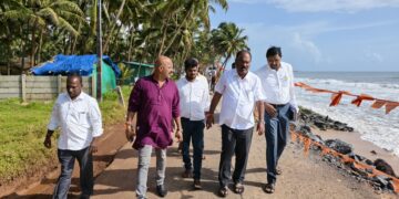 ಮಟ್ಟು ಬೀಚ್ ಬಳಿ ಕಡಲ್ಕೊರೆತ ಸ್ಥಳಕ್ಕೆ ಶಾಸಕ ಗುರ್ಮೆ ಸುರೇಶ್ ಶೆಟ್ಟಿ ಭೇಟಿ ಪರಿಶೀಲನೆ