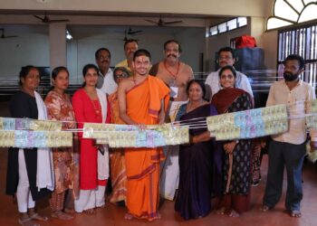 ಉಡುಪಿ ಶ್ರೀ ಕೃಷ್ಣ ಮಠದಲ್ಲಿ ಹುಲಿವೇಷದ ನೋಟಿನ ಮಾಲೆ ತಯಾರಿ ವೀಕ್ಷಿಸಿದ ಶ್ರೀಪಾದರು..!