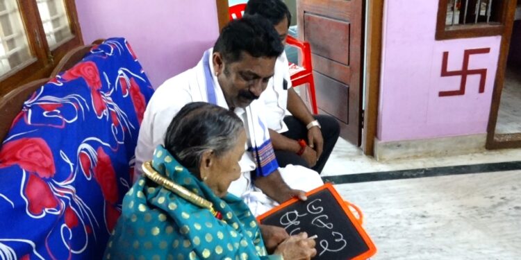 ಮೊದಲ ಅಕ್ಷರ ಪಾಠ ಕಲಿಸಿದ ಶಿಕ್ಷಕಿಗೆ ಗೌರವಾರ್ಪಣೆ
