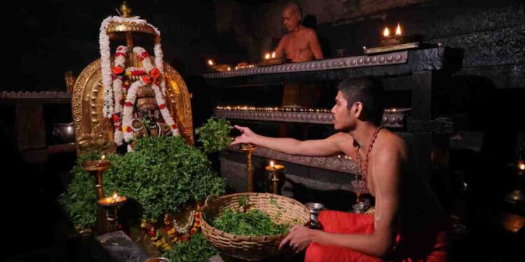 ಶೀರೂರು ಮಠ: ಉಡುಪಿಯ ಜಗದೊಡೆಯನಿಗೆ ಕೋಟಿ ತುಳಸಿ ಅರ್ಚನೆ