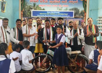 ಶಾಲಾ ಮಕ್ಕಳಿಗೆ ಸೈಕಲ್ ಮತ್ತು ಛತ್ರಿ ವಿತರಣಾ ಕಾರ್ಯಕ್ರಮ