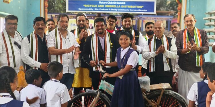 ಶಾಲಾ ಮಕ್ಕಳಿಗೆ ಸೈಕಲ್ ಮತ್ತು ಛತ್ರಿ ವಿತರಣಾ ಕಾರ್ಯಕ್ರಮ