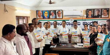 ಆಶ್ರಯ ಮನೆ ವಿತರಣೆ ಫಲಾನುಭವಿಗಳ ಅಯ್ಕೆಯಲ್ಲಿ ಶಾಸಕರ ವಿಳಂಬ ನೀತಿಯನ್ನು ವಿರೋದಿಸಿ ಕಾಂಗ್ರೆಸ್ ವತಿಯಿಂದ ಧರಣಿ