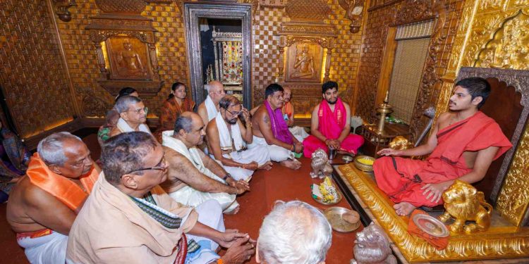 ತುಳು ಶಿವಳ್ಳಿ ಮಾಧ್ವ ಮಹಾಮಂಡಲದ ಸದಸ್ಯರಿಂದ ಶ್ರೀ ವೇದವರ್ಧನ ತೀರ್ಥ ಶ್ರೀಪಾದರಿಗೆ ಫಲ ಕಾಣಿಕೆ ಸಮರ್ಪಣೆ