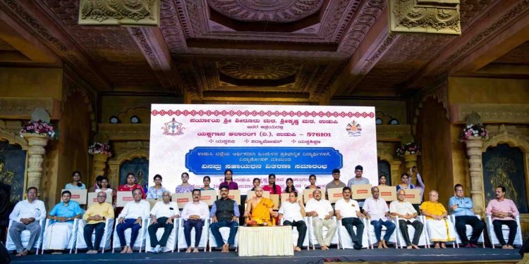 ಉಡುಪಿ ಶ್ರೀಕೃಷ್ಣ ಮಠದಲ್ಲಿ ಪ್ರತಿಭಾನ್ವಿತ ವಿದ್ಯಾರ್ಥಿಗಳಿಗೆ ವಿದ್ಯಾಪೋಷಕ್ ಸಹಾಯಧನ ವಿತರಣೆ
