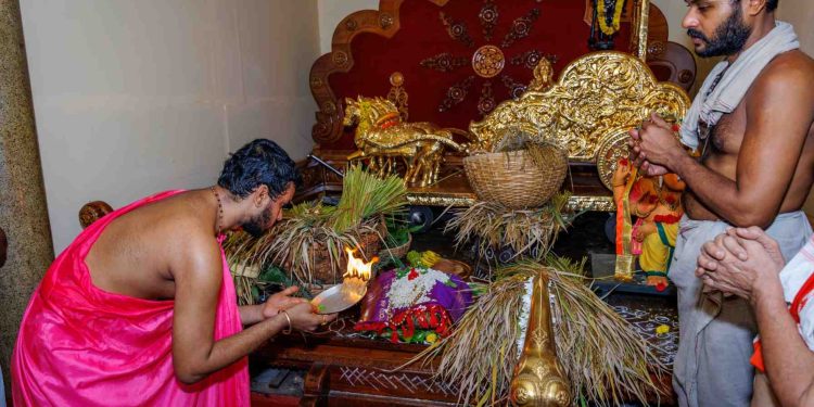 ವಿಜಯದಶಮಿ ಪರ್ವಕಾಲದಲ್ಲಿ ಕೃಷ್ಣ ಮಠದಲ್ಲಿ ಸಾಂಪ್ರದಾಯಿಕ ತೆನೆಪೂಜೆ