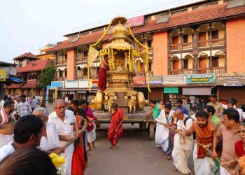 ಮಧ್ವ ಜಯಂತಿ ಪ್ರಯುಕ್ತ ಕೃಷ್ಣ ಮಠದ ರಥಬೀದಿಯಲ್ಲಿ ಮಧ್ವಾಚಾರ್ಯರ ಭಾವಚಿತ್ರ, ಗ್ರಂಥಗಳ ಮೆರವಣಿಗೆ