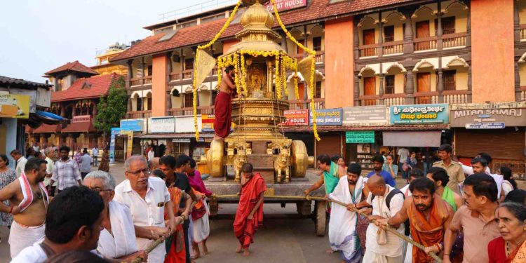 ಮಧ್ವ ಜಯಂತಿ ಪ್ರಯುಕ್ತ ಕೃಷ್ಣ ಮಠದ ರಥಬೀದಿಯಲ್ಲಿ ಮಧ್ವಾಚಾರ್ಯರ ಭಾವಚಿತ್ರ, ಗ್ರಂಥಗಳ ಮೆರವಣಿಗೆ